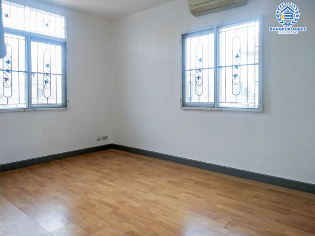 ทาวน์เฮ้าส์มือสองกรุงเทพมหานคร โครงการ เดอะคอนเนค3 ดอนเมือง #หลังมุม บนเนื้อที่กว้างขวางถึง 27 ตร.ว. ฟังก์ชัน 3 ห้องนอน 2 ห้องน้ำ 1 ที่จอดรถ รีโนเวทใหม่ พร้อมอยู่ ทำเลใกล้สนามบินดอนเมือง, รถไฟฟ้าสายสีแดง "สถานีดอนเมือง" และทางด่วน...